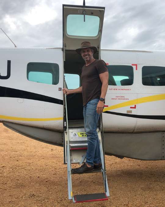 Nanan Travel - Balancing Luxury & Wilderness in African Safaris _ Ultimate Guide-German and Jan with meercats on safari in Botswana