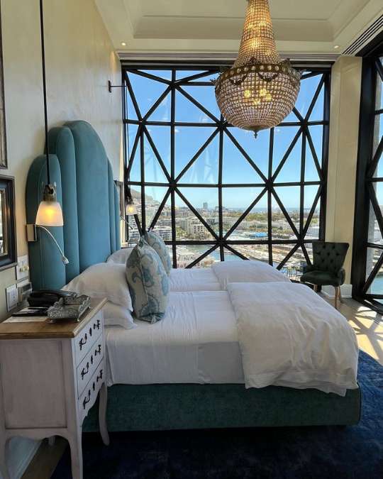 Nanan Travel - Balancing Luxury & Wilderness in African Safaris _ Ultimate Guide-lion sighting on a safari
